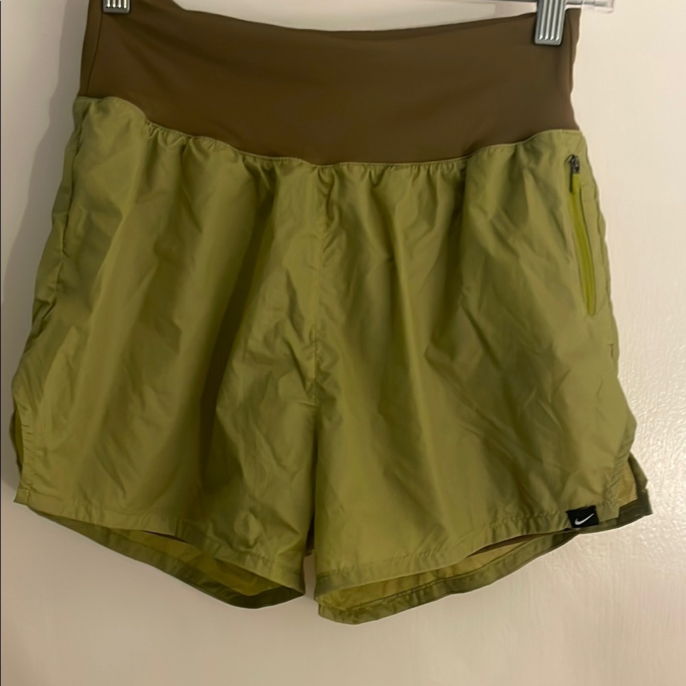 Nike Women's Dri-FIT Run Division Mid-Rise 3" Shorts-small